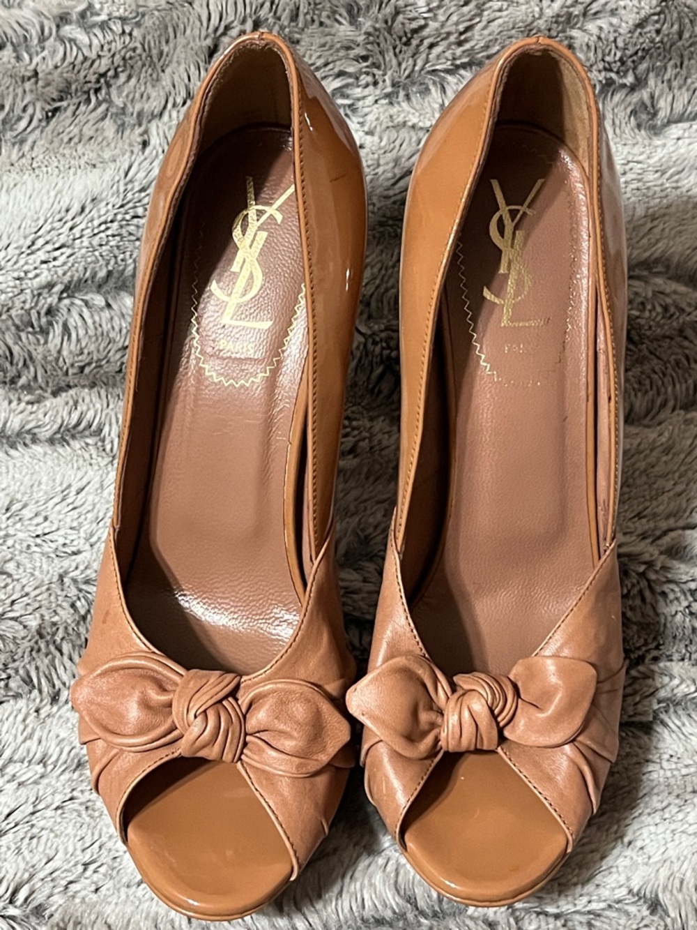 Yves Saint Laurent Palais platform pumps featuring a peep-toe heel - Picture 2 of 13